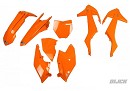 UFO Plastic Kit SX/F 16-18 / SX250 17-18 ORANGE
Kit bevat de volgende delen:
- Airbox Covers
- Radiateur Platen
- Voorste Nummer Bord
- Voorste Spatbord
- Achter Spatbord